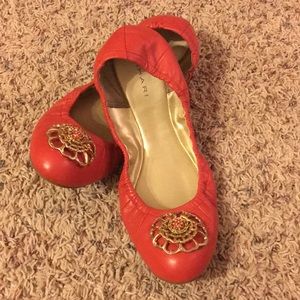 Tahari stretch flats with flower accent Sz 10